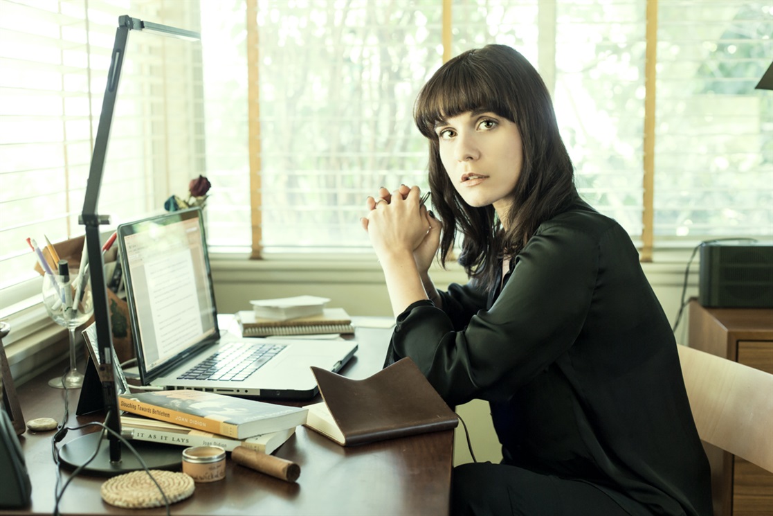 La scrittrice Alice Carbone e il suo taglio di capelli