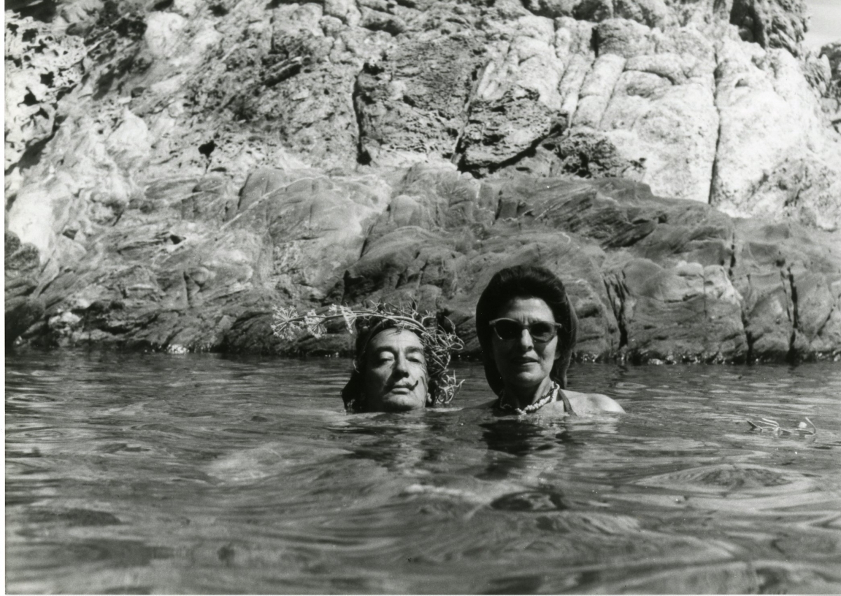 dali-wearing-a-crown-of-wild-flowers-with-gala-in-the-culip-cove-1959-descharnes-and-descharnes4