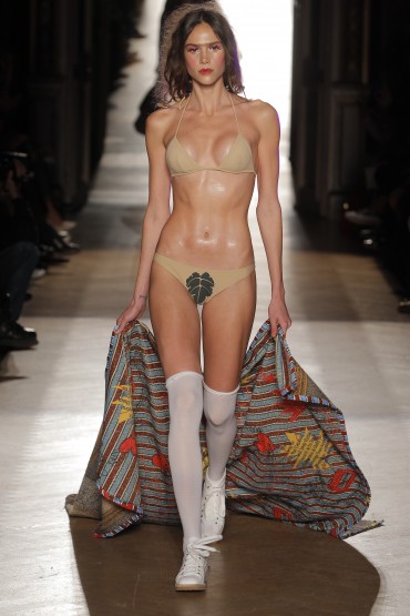 VIVIENNE WESTWOOD GOLD LABEL CONTRO L'ECOCIDIO  
