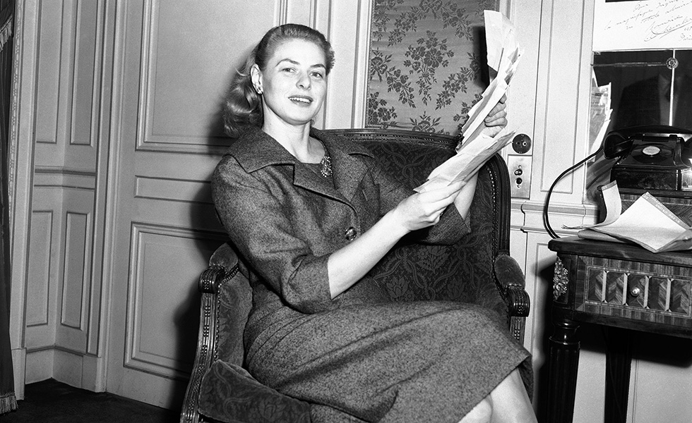 Ingrid Bergman, Anastasia, 1957. Bergman non partecipò alla cerimonia di premiazione degli Oscar, nella foto legge telegrammi di congratulazioni dopo l'annuncio della vittoria nella sua camera nell'Hotel Raphael a Parigi. (AP Photo)
