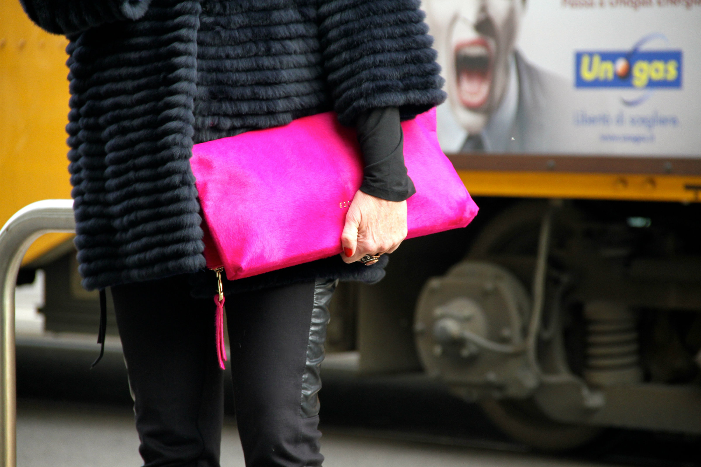 Come indossare una borsa fucsia