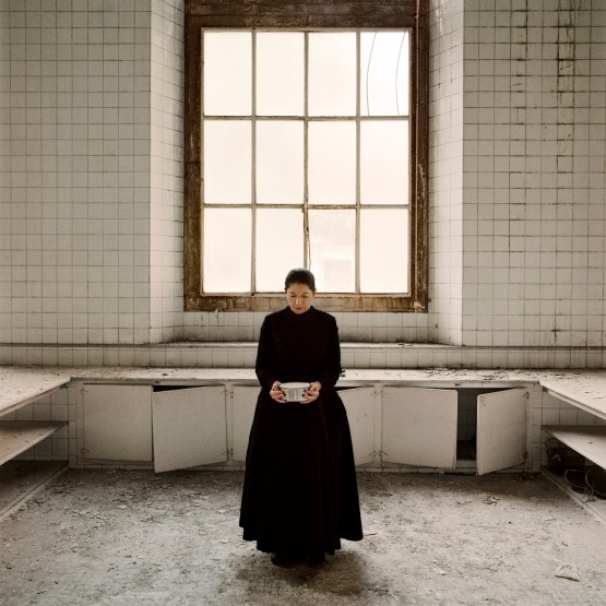 MARINA ABRAMOVIĆ IL LOOK E L'OPERA IN MOSTRA AD ALBA