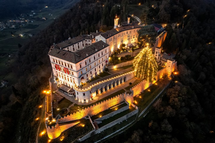 SCOPRI CASTELBRANDO A NATALE DALLA SPA AL GIGANTESCO ALBERO