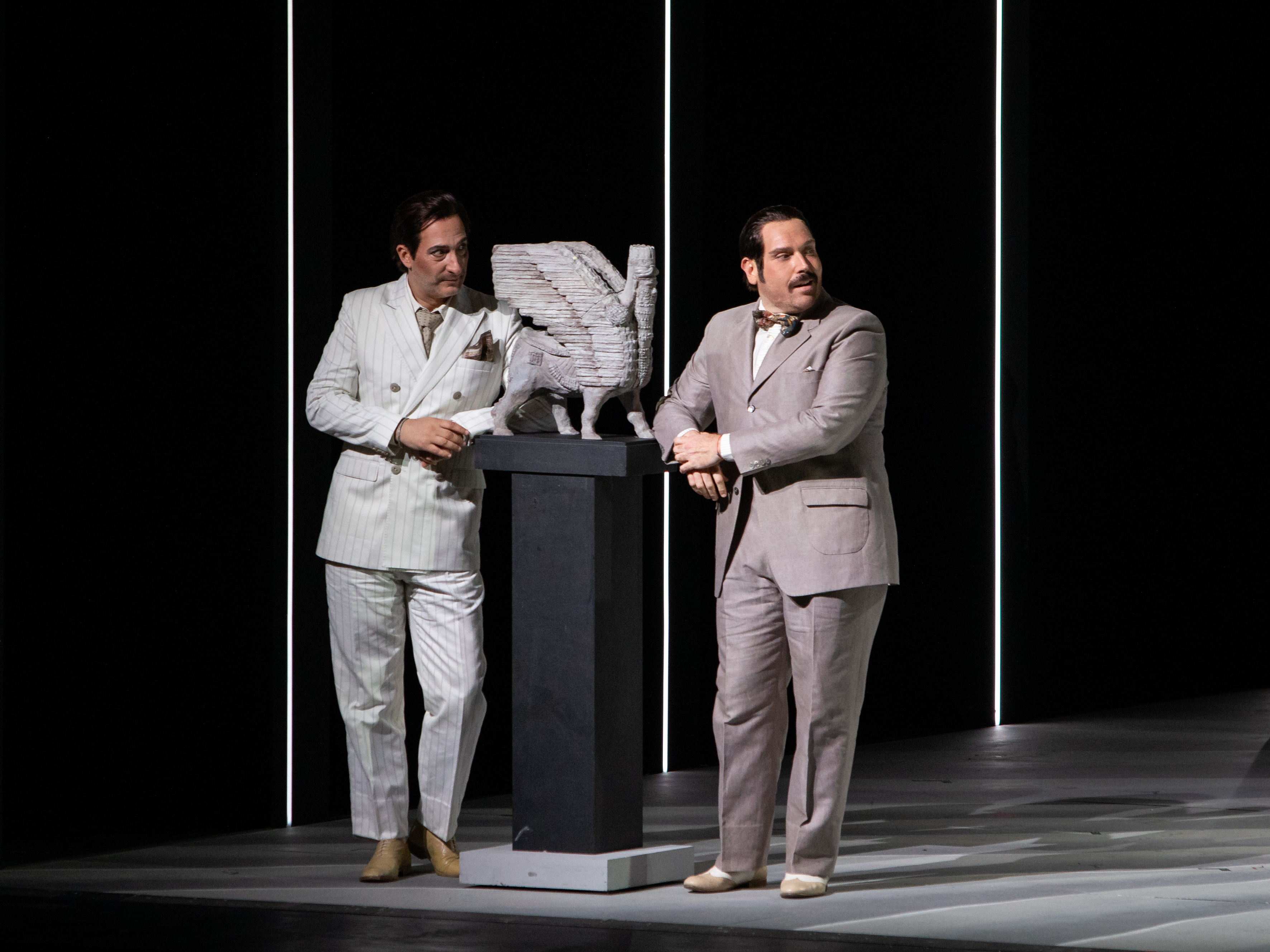 3 Priante (Guglielmo) e Ciaponi (Ferrando)_TCBO_2025-05-22_Così_fan_tutte_Generale_1Cast_D4_0046_©Andrea-Ranzi